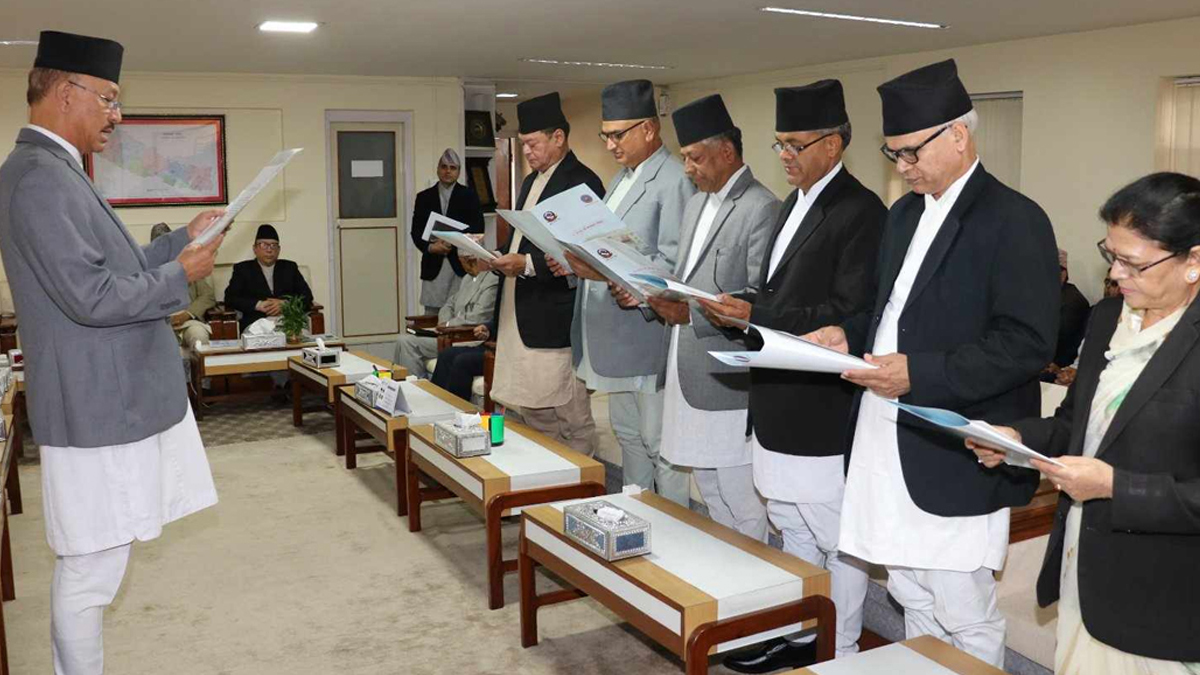 उच्च अदालत ६ मुख्य न्यायाधीश लिए शपथ