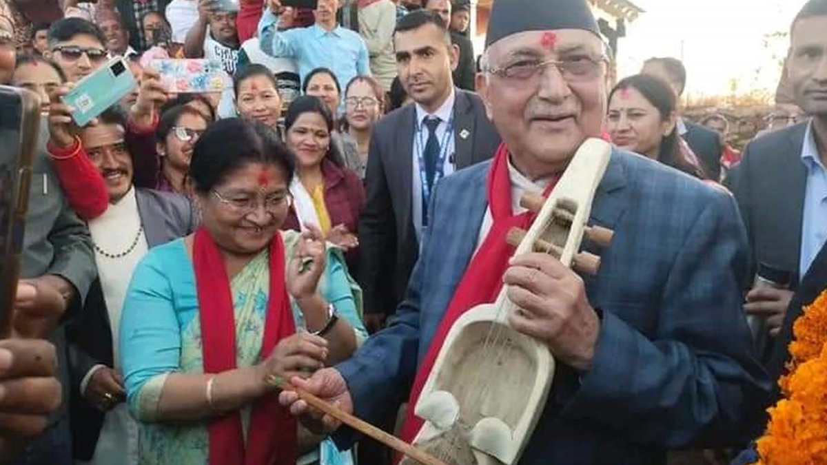 सारंगी रेट्दै एमालेका अध्यक्ष ओली