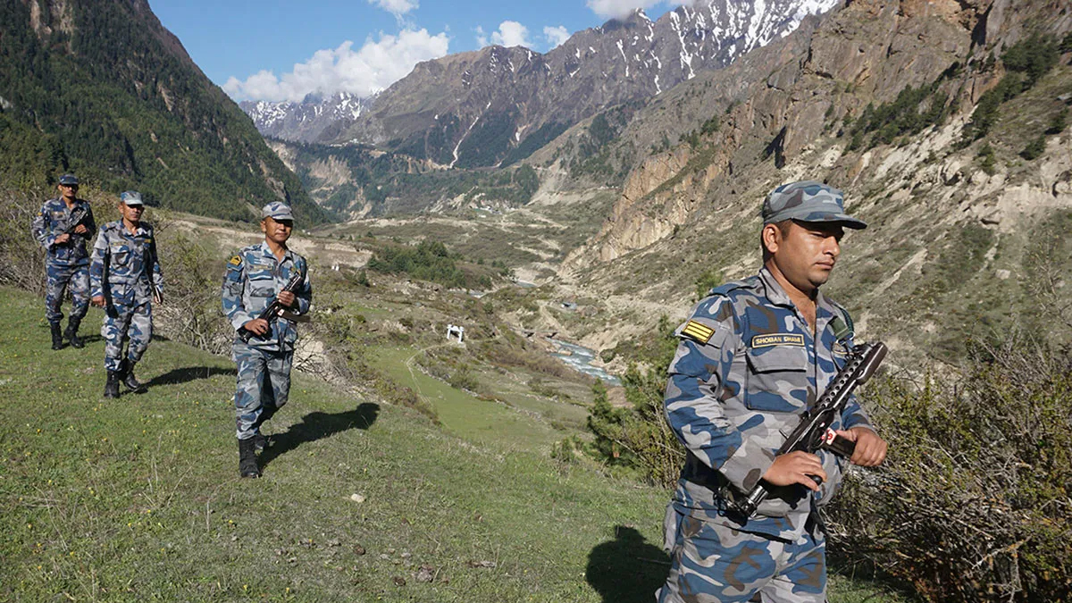 सशस्त्रको एक पल्टनकाे एक फौज २४सै घण्टा सीमा गस्तीमा