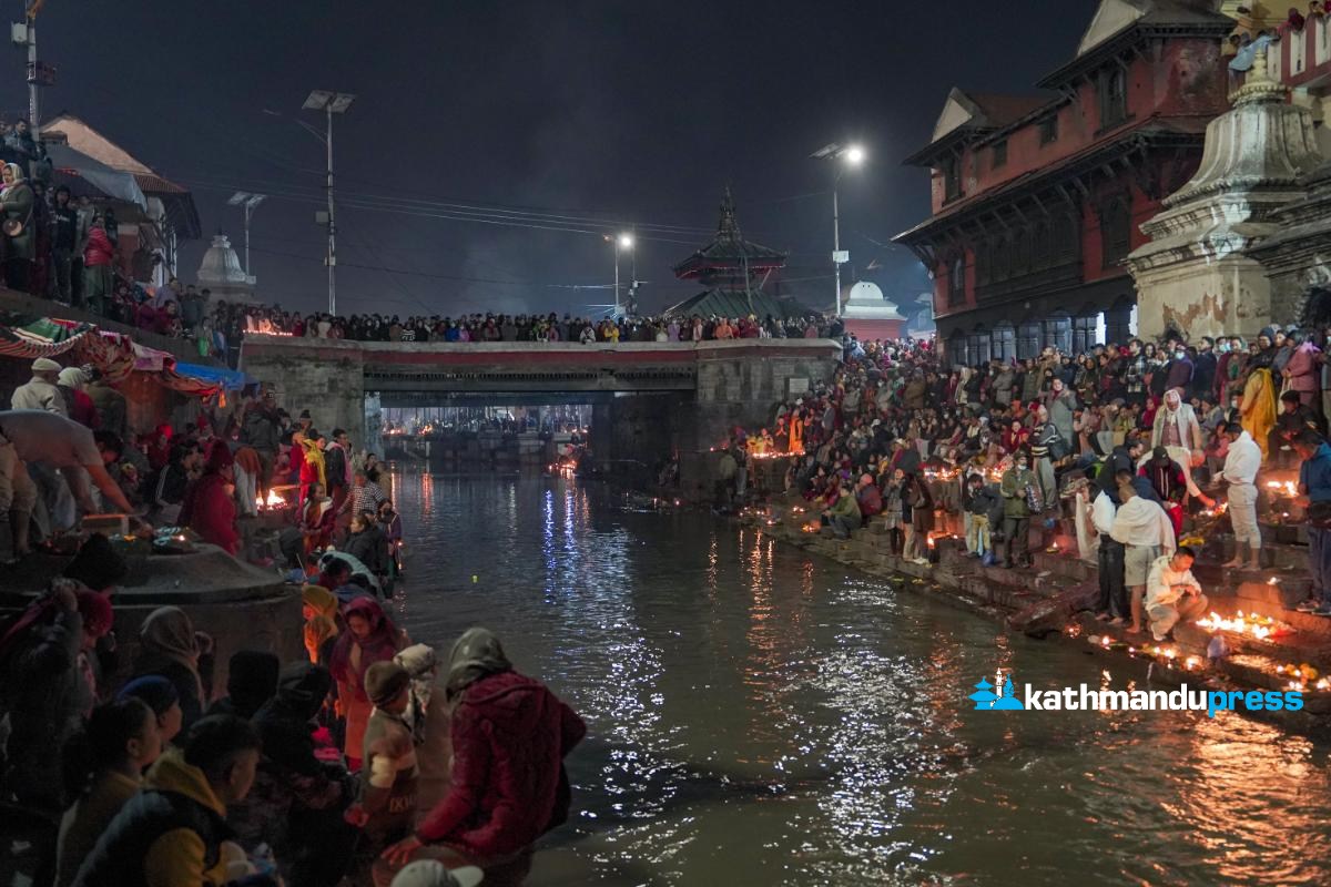 शतबिज छर्न र बत्ती बाल्न आएकाहरूले भरिभराउ पशुपति [फोटो फिचर]