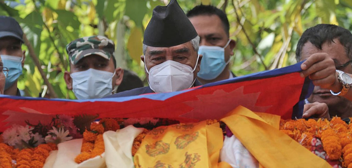प्रधानमन्त्री देउवाद्वारा सत्यमोहन जोशीको पार्थिव शरीरमा राष्ट्रिय झन्डा ओढाएर श्रद्धाञ्जली अर्पण