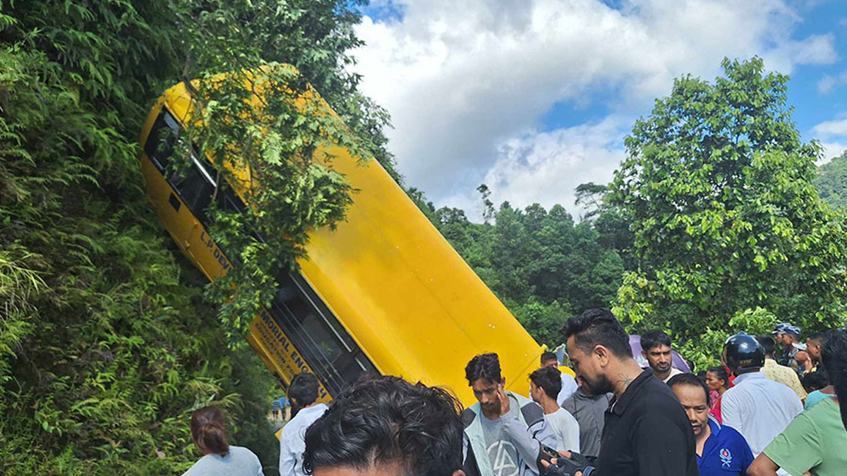 पोखरामा विद्यार्थी बोकेको स्कुल बस दुर्घटना, आमा–छोराको मृत्यु, २८ जना घाइते