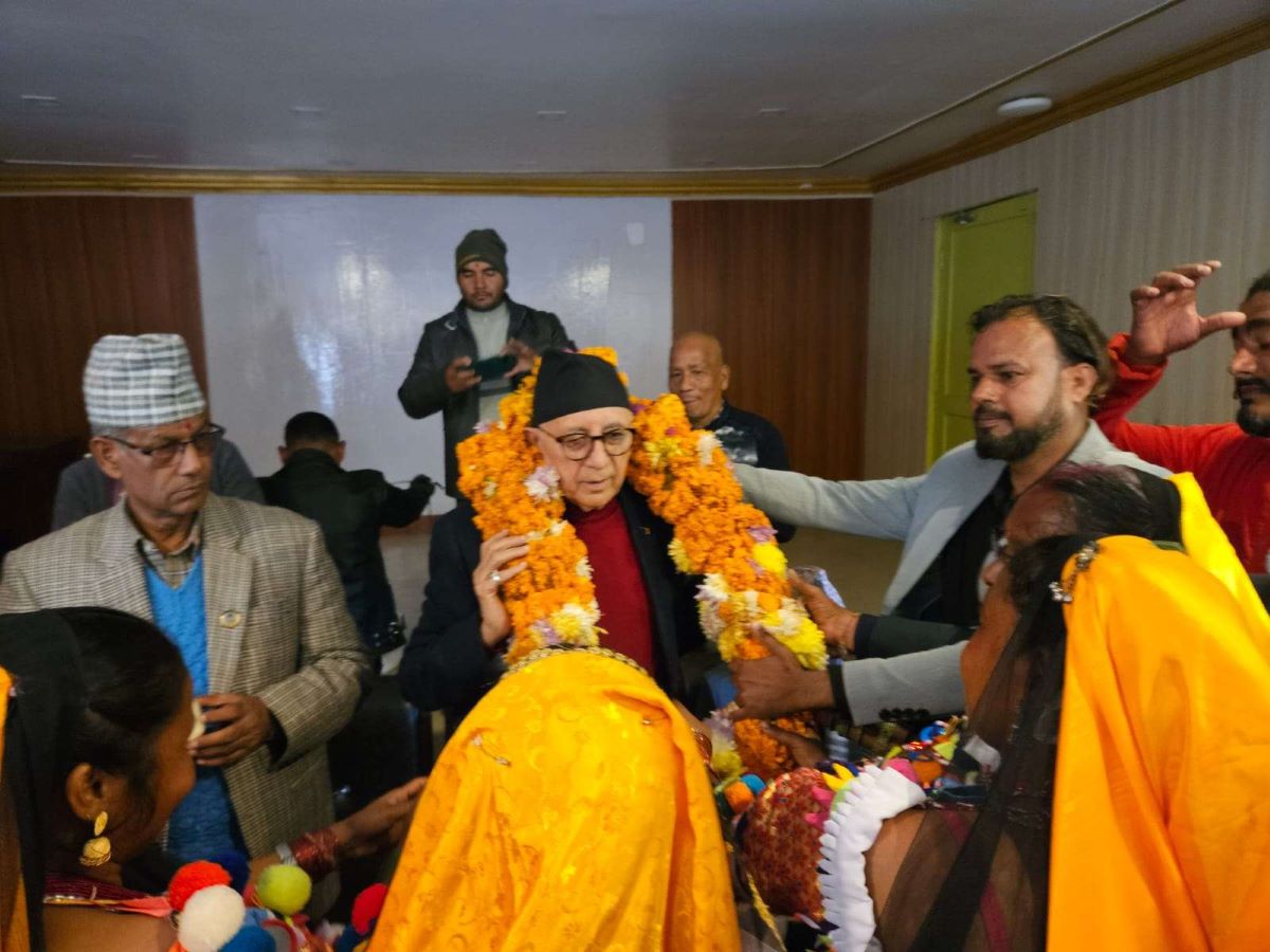 शेखर कोइरालालाई धनगढीमा १५ किलोको माला