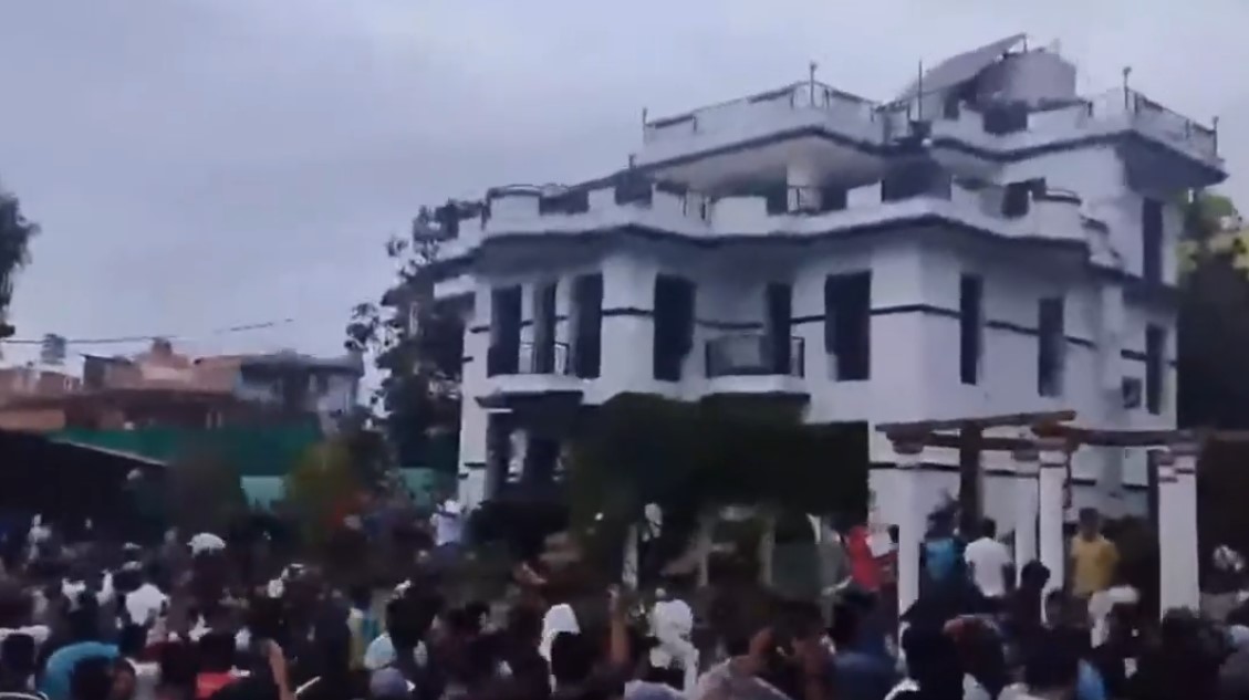 देउवानिवास भित्रै छिरेर प्रदर्शनकारीले गरे तोडफोड