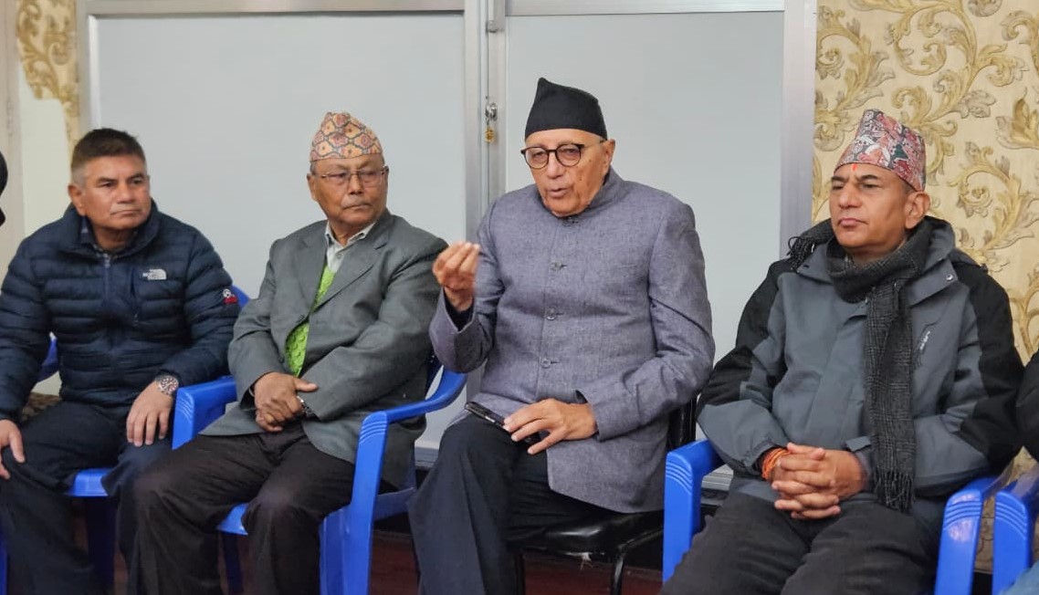 पार्टीभित्र बरिष्ठ र युवा पुस्ताको मिलनबिन्दु बन्न तयार छु : डा.कोइराला