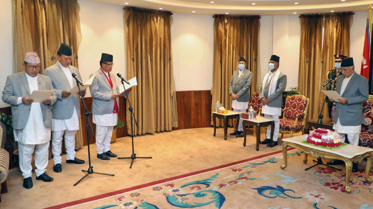 कांग्रेसका तीन मन्त्रीले लिए पद तथा गोपनीयताको शपथ