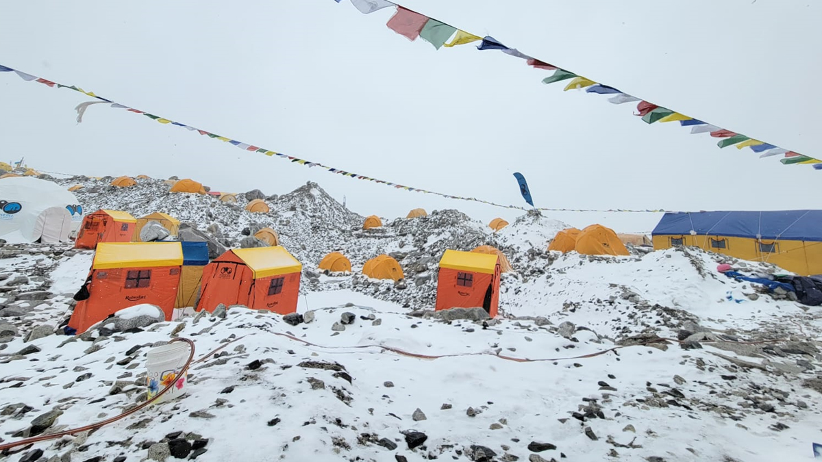 अनुकूल मौसमको प्रतीक्षामा सयौं सगरमाथा आरोही