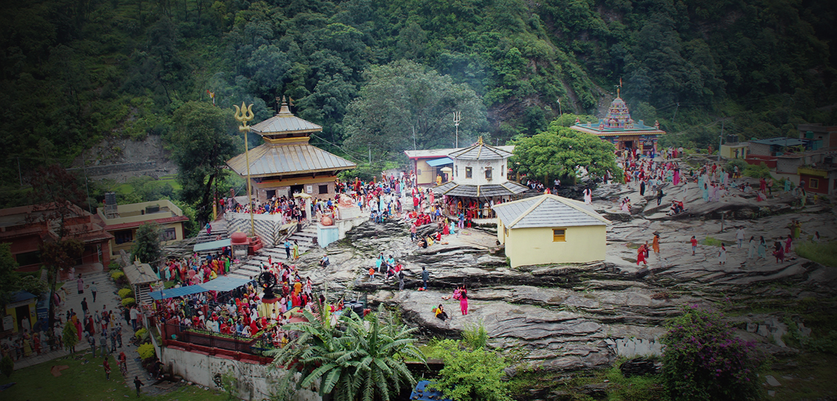 साउनको पहिलो सोमबार शिवकाे आराधनामा भक्तजन (तस्बिरहरू)