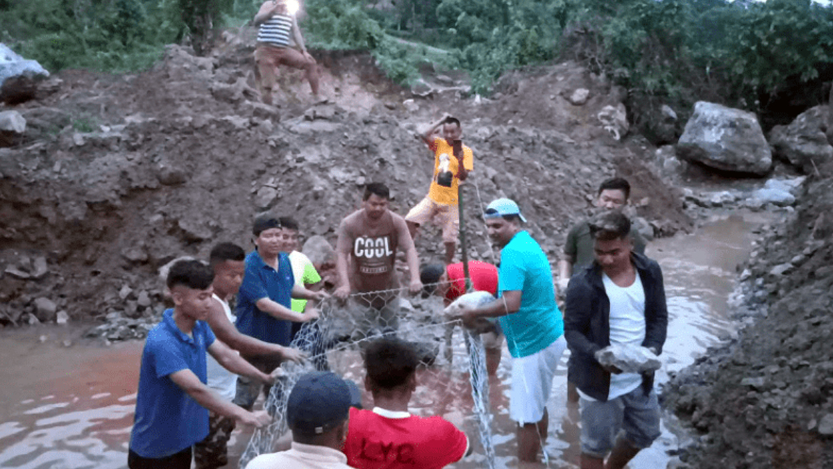 चितवनको इच्छाकामनामा पुल निर्माण गर्न श्रमदान