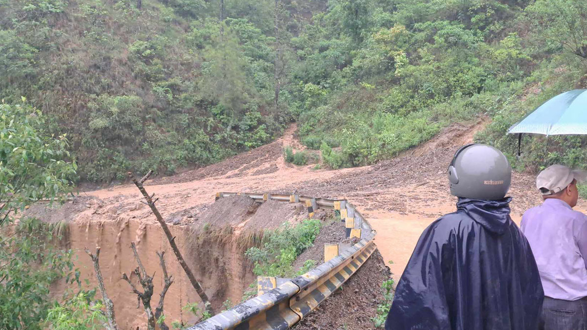 दर्जन बढी स्थानमा पहिरो जाँदा सिद्धार्थ राजमार्ग अवरुद्ध
