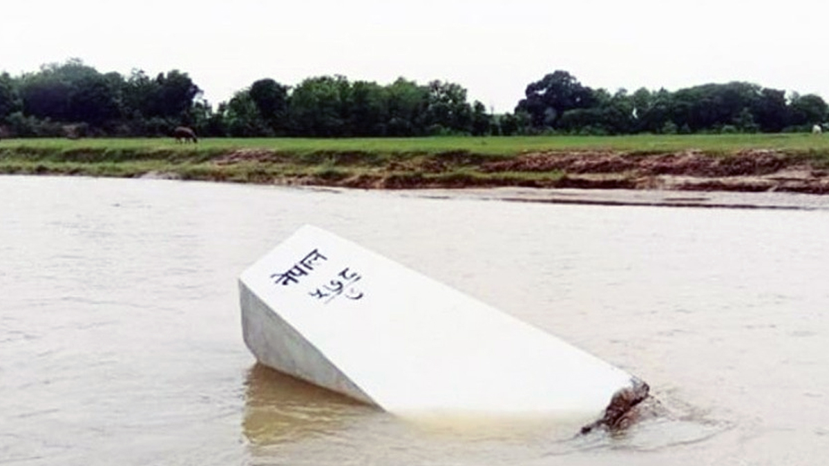 पर्साको ओरिया खोलामा भेटिए दुई सीमास्तम्भ