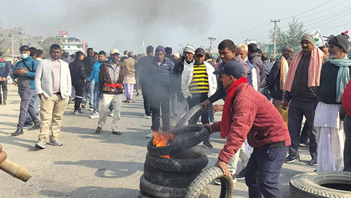 युवकको मृत्यु भएको विषयलाई लिएर निजगढमा पूर्वपश्चिम राजमार्ग बन्द