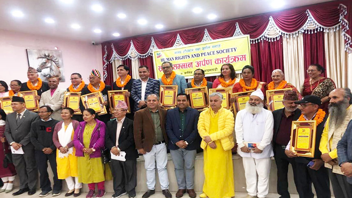 साहित्यकार सीमा आभास र मनु विश्वकर्मा विराटनगरमा पुरस्कृति