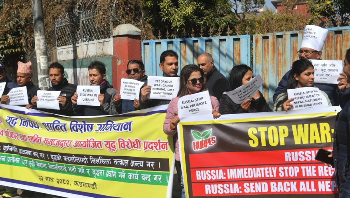 युद्ध रोक्न माग गर्दै रुसी राजदूतावास अगाडि प्रदर्शन