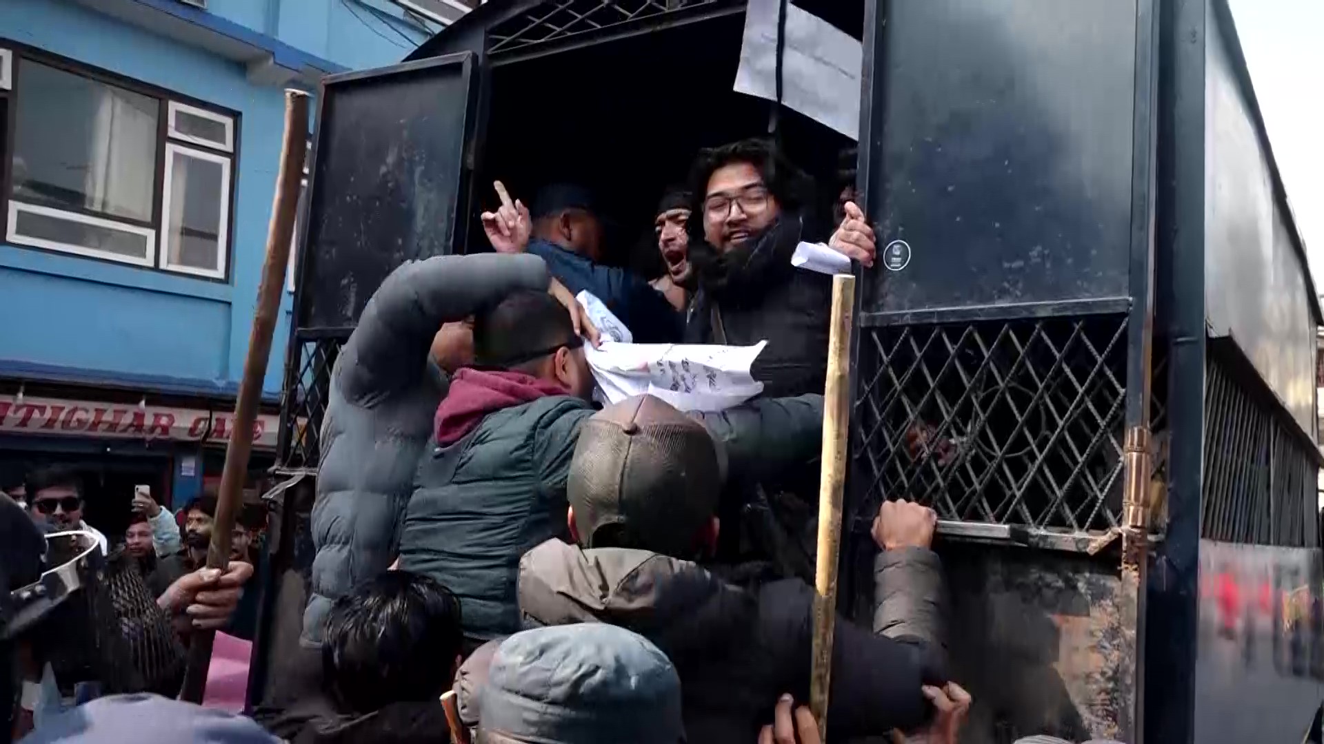 माइतीघरको निषेधाज्ञा खारेजी माग गर्दै प्रदर्शन गर्ने नेविसंघका विद्यार्थी नियन्त्रणमा