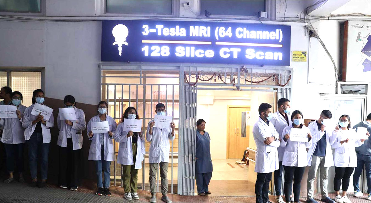 काठमाडौं मेडिकल कलेजका विद्यार्थी धर्नामा
