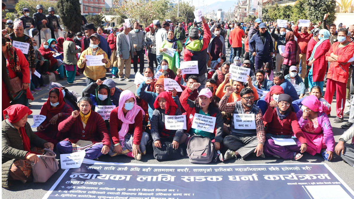 स्थायी विकल्पबिना नहटाउन माग गर्दै सुकुम्बासीकाे प्रदर्शन