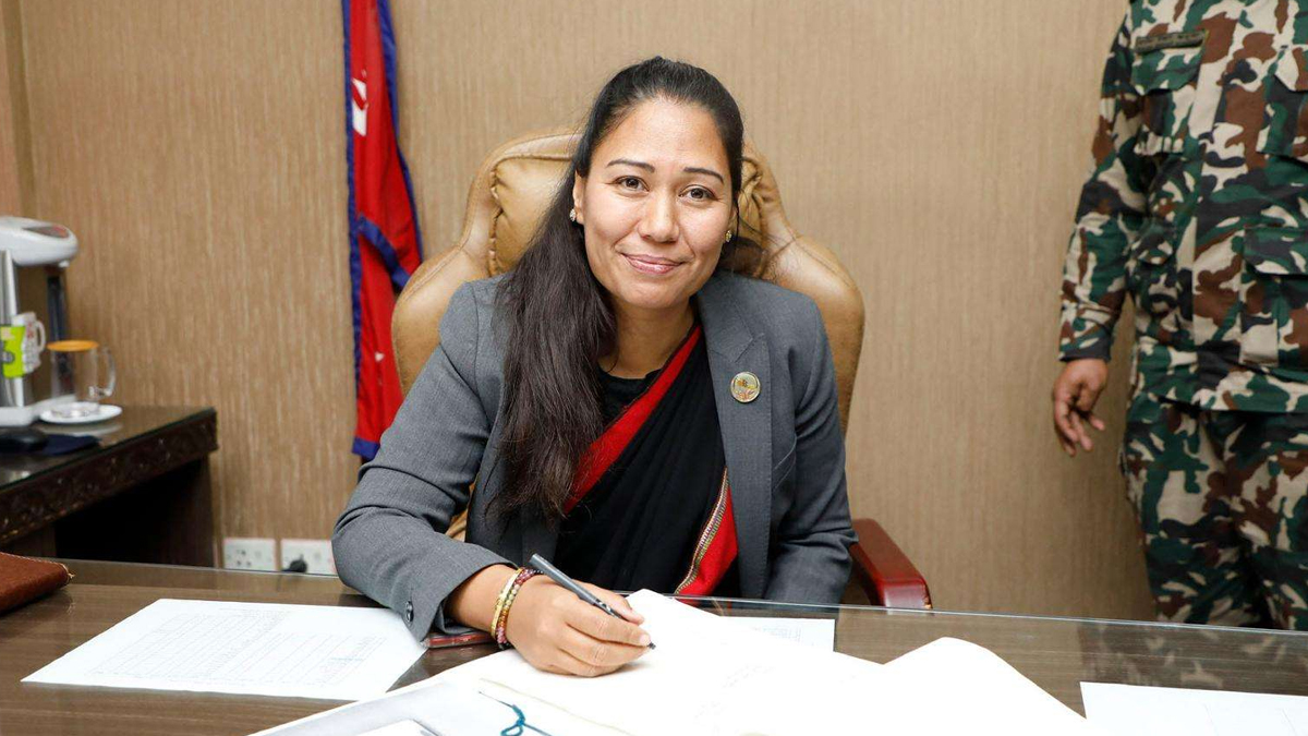 शिक्षामन्त्रीद्वारा अनुगमन : समयमै विद्यार्थीका हातमा पुस्तक पुर्याउन निर्देशन