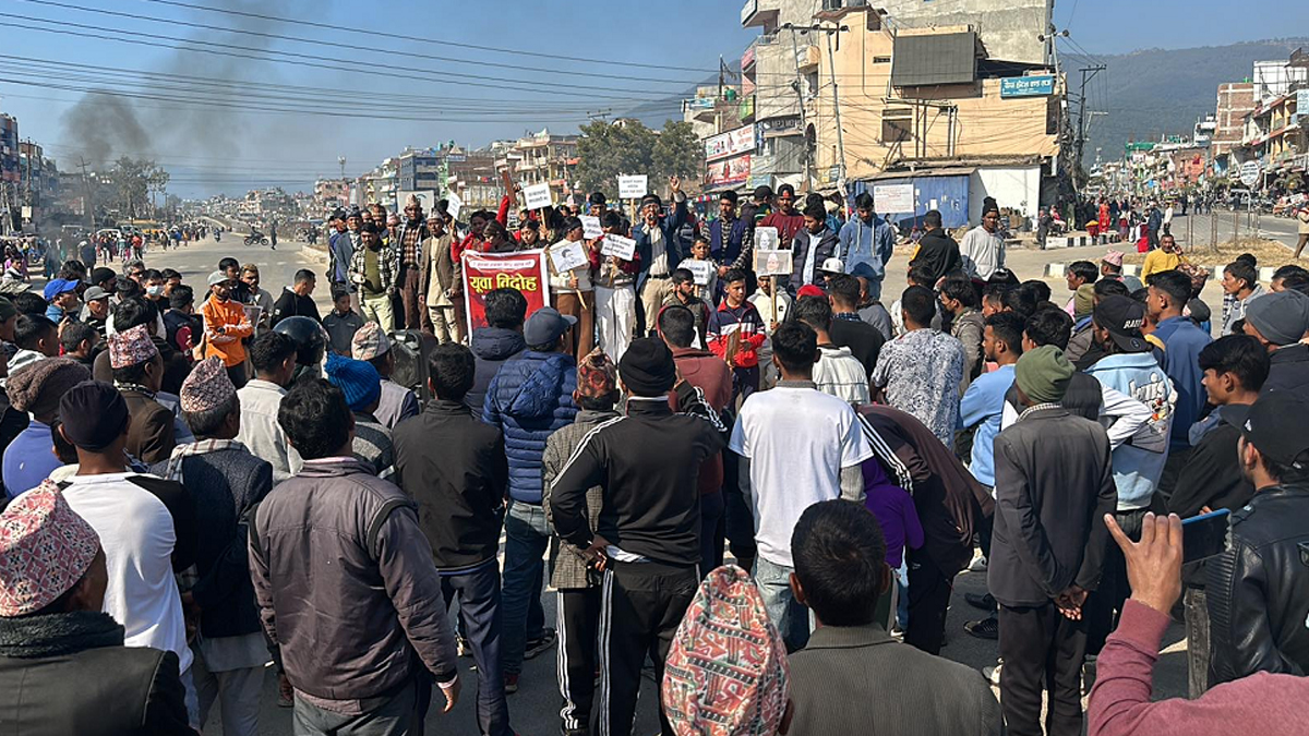 बालकुमारी घटनाले सुर्खेत तनावग्रस्त, टायर बालेर मुख्य सडकमा जक्काजाम 