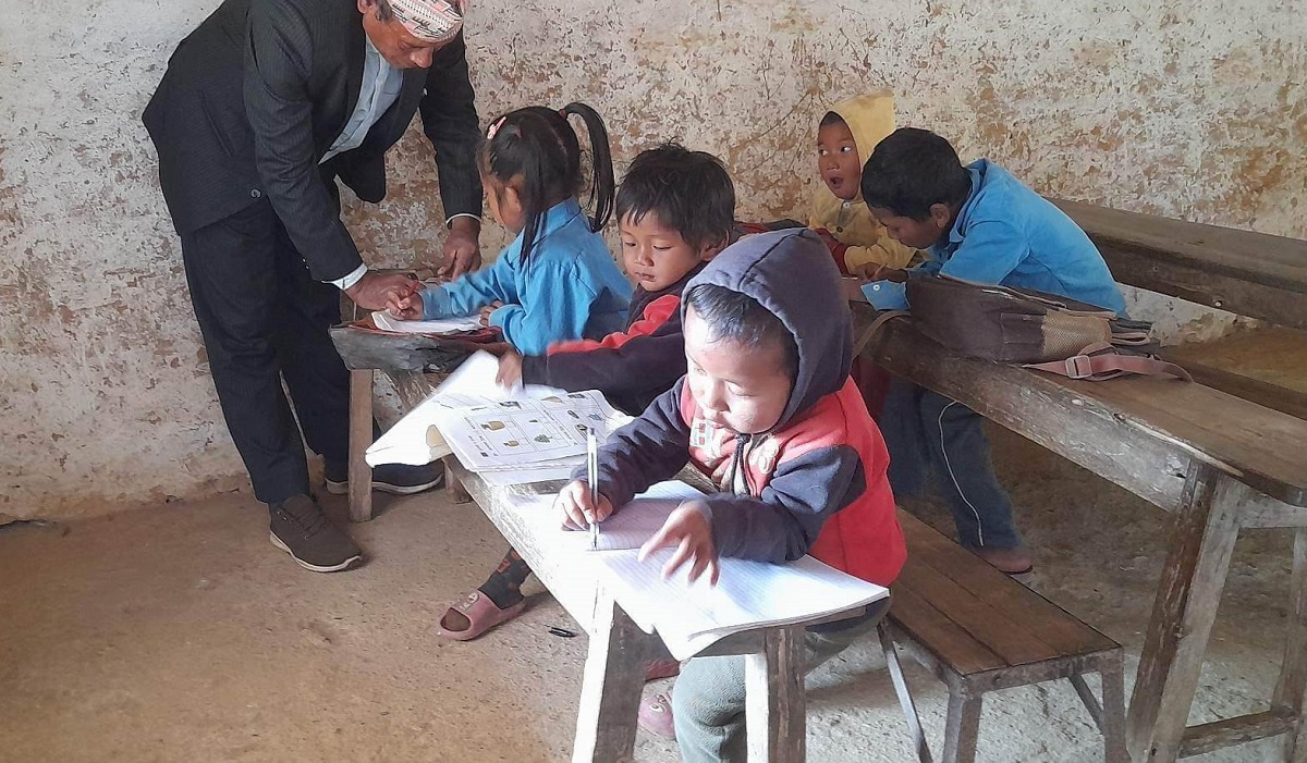एउटा शिक्षकको भरमा तीनवटा कक्षाको पठन पाठन