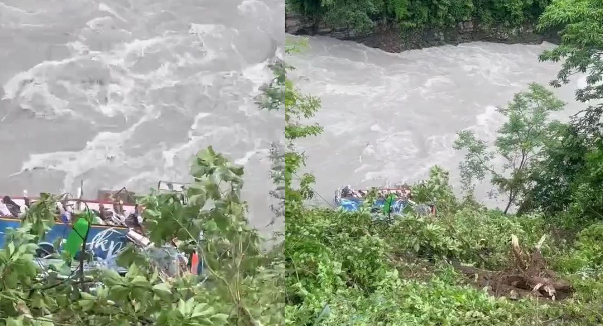 पाेखराबाट काठमाडाैं आउँदै गरेको भारतीय बस आँबुखैरेनीमा मर्स्याङ्दीमा खस्यो
