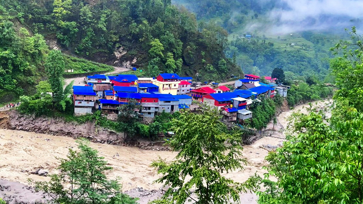 मैवाखोलाका १० घर उच्च जोखिममा, यातायात र विद्युत ठप्प