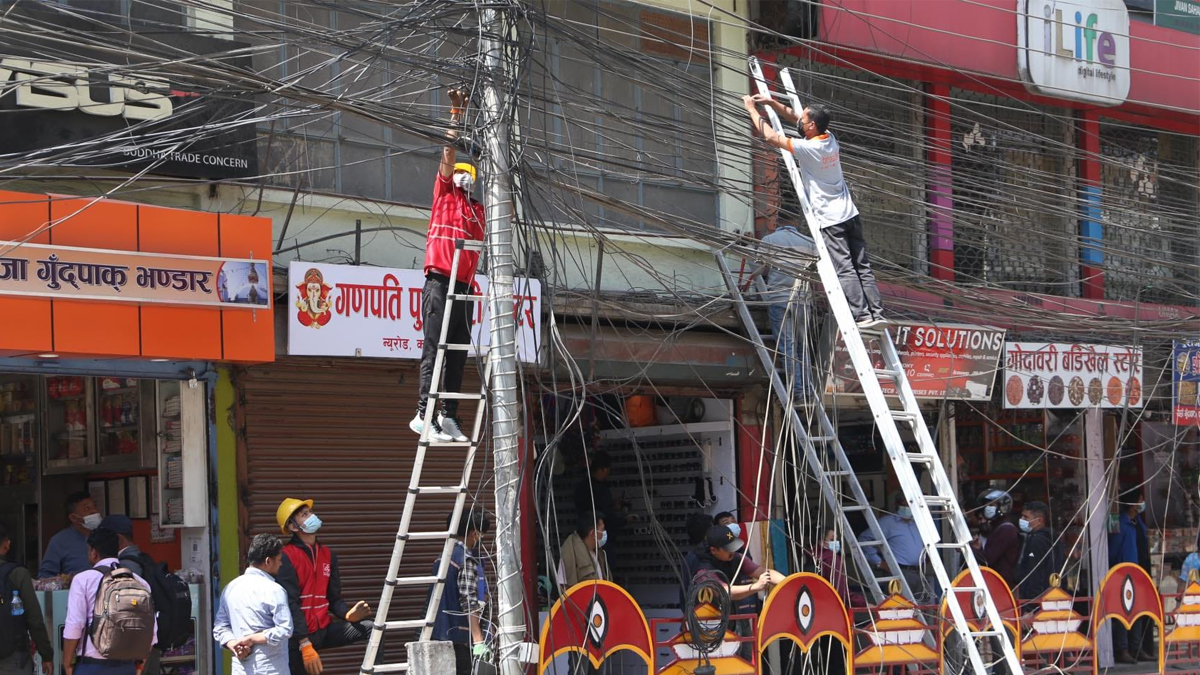 महानगरले हटाउन थाल्यो अव्यवस्थित तार
