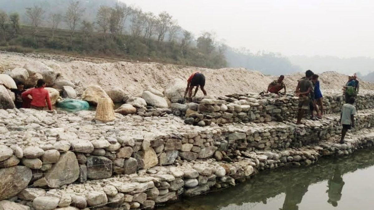 नारायणी किनारमा तटबन्धसहितको सडक निर्माण हुँदै