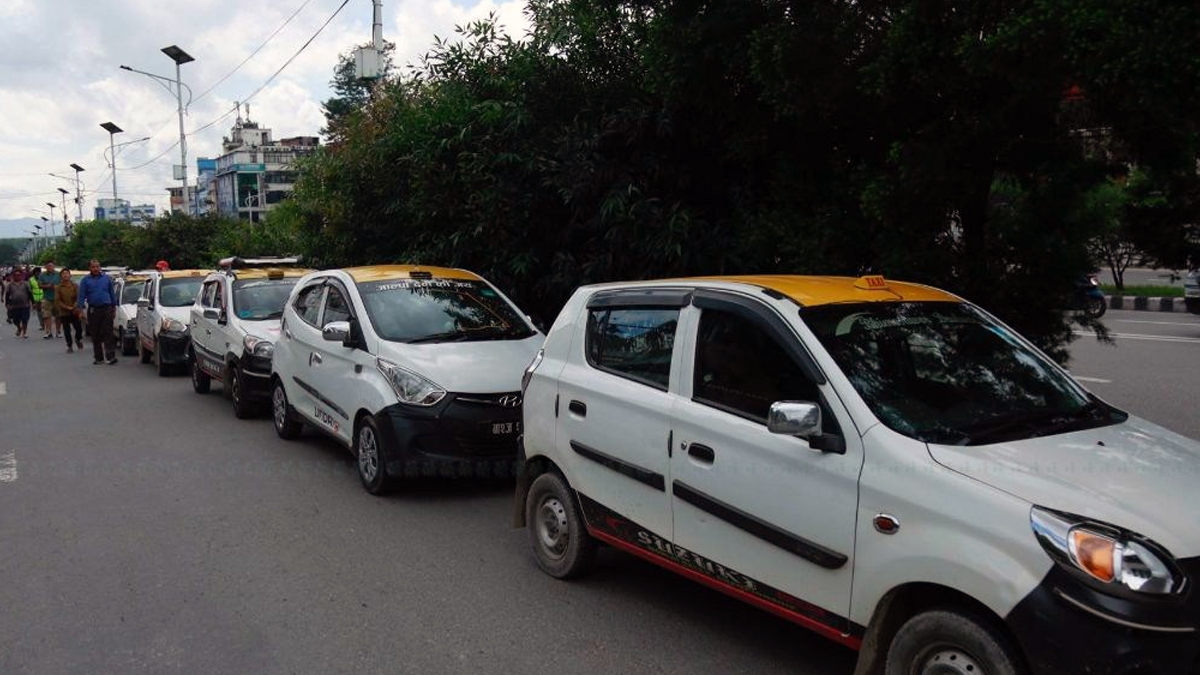 नयाँबानेश्वरमा ट्याक्सी चालकहरुद्वारा प्रदर्शन, ट्राफिक ज्यादती बन्द गर्नुपर्नेलगायत माग