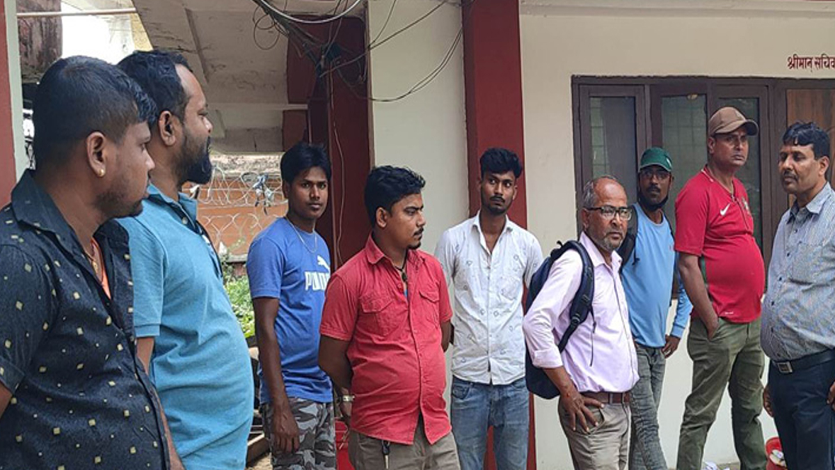 सचिवलाई कार्यालयमै थुने निर्माण व्यवसायीले 