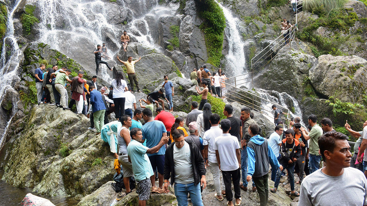 चार तस्बिरमा तीनधारे झरना