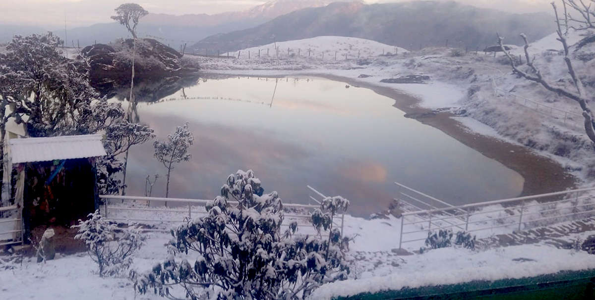 हिउँले सेताम्य बन्याे तेह्रथुमको तीनजुरे