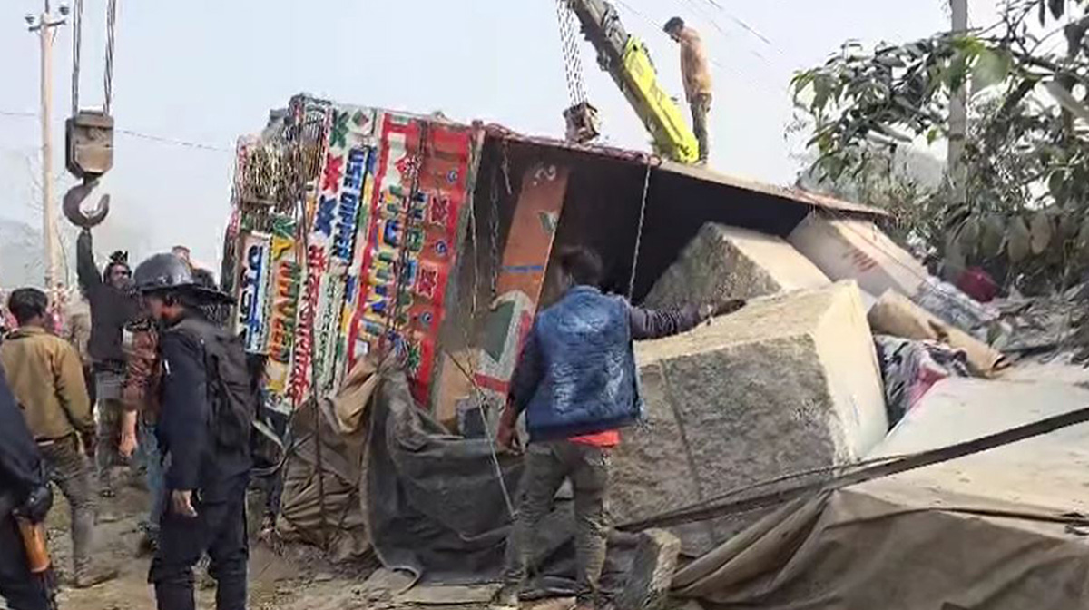 ट्रक पल्टिँदा च्यापिएका तीन जना बालबालिकाको मृत्यु