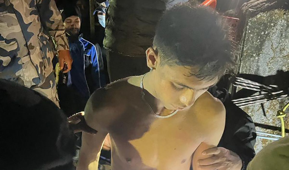 सेती नदी किनार खोंचमा फसेका पर्वतका युवकको सकुशल उद्धार