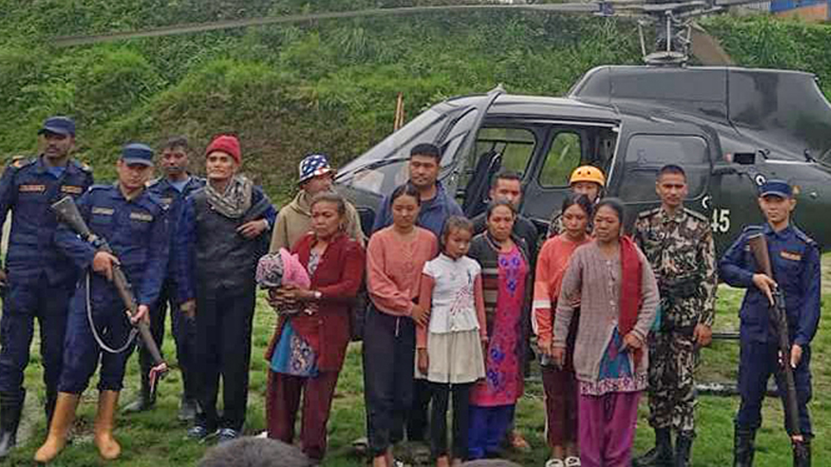पाँचथरमा बाढीपहिरोमा फसेका १२ जनाको हेलिकप्टरबाट उद्धार