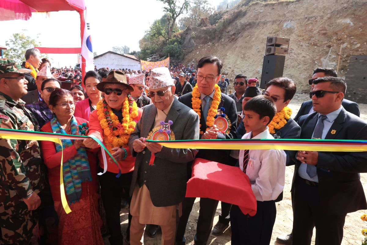 प्रधानमन्त्री ओलीले गरे विद्यालयको भवन उद्घाटन