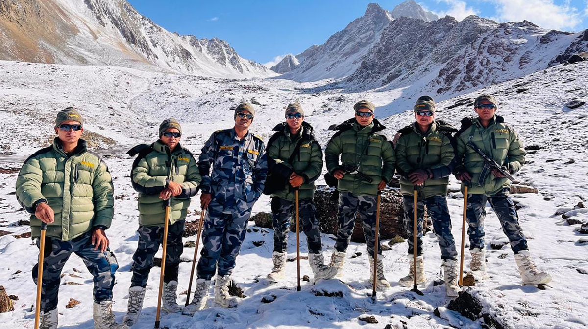 सुरक्षा अधिकारीद्वारा चीनसँगको सीमा क्षेत्रको निरीक्षण