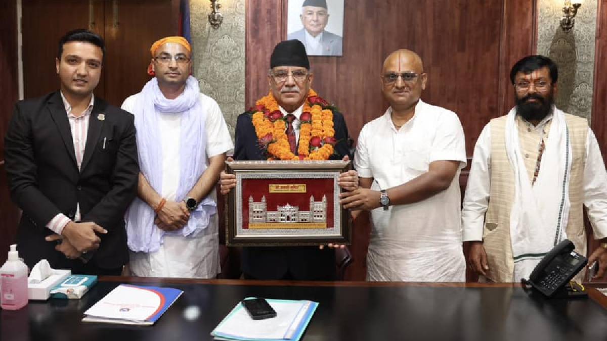 प्रधानमन्त्रीसँग जानकी मन्दिरका महन्तको भेट