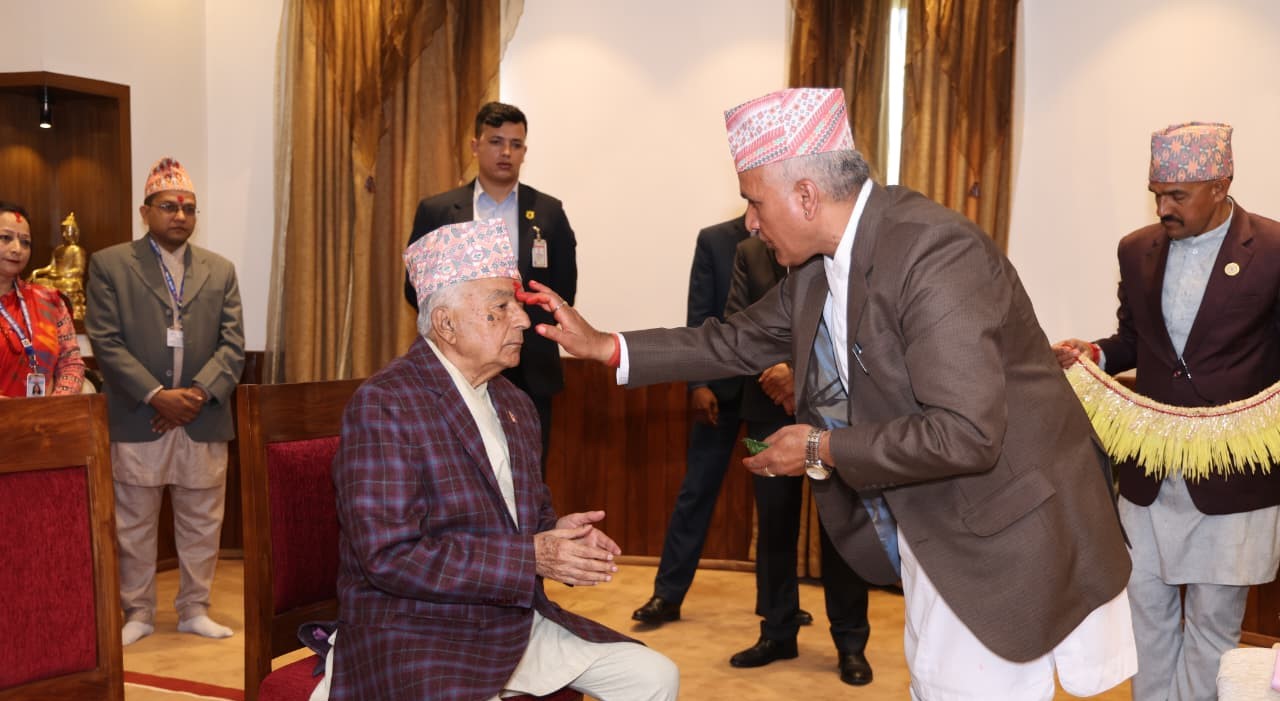 राष्ट्रपति पौडेलले ग्रहण गरे दशैँको टीका र जमरा