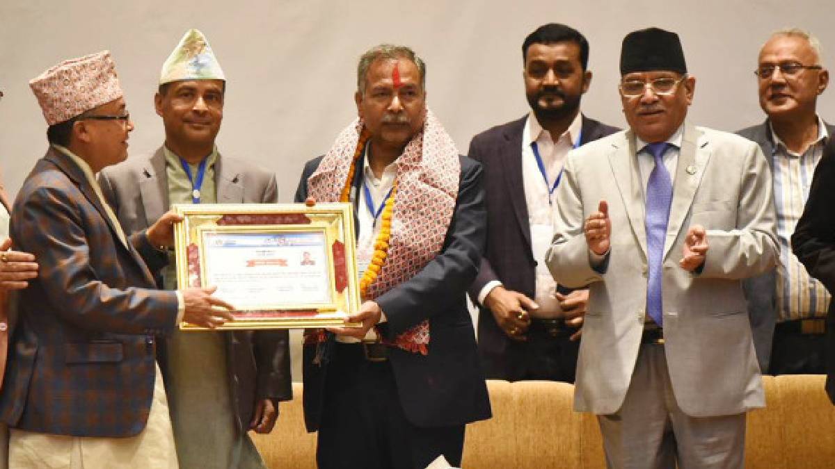 निर्वाचन आायेगद्वारा यादवलाई उपराष्ट्रपतिकाे प्रमाणपत्र प्रदान