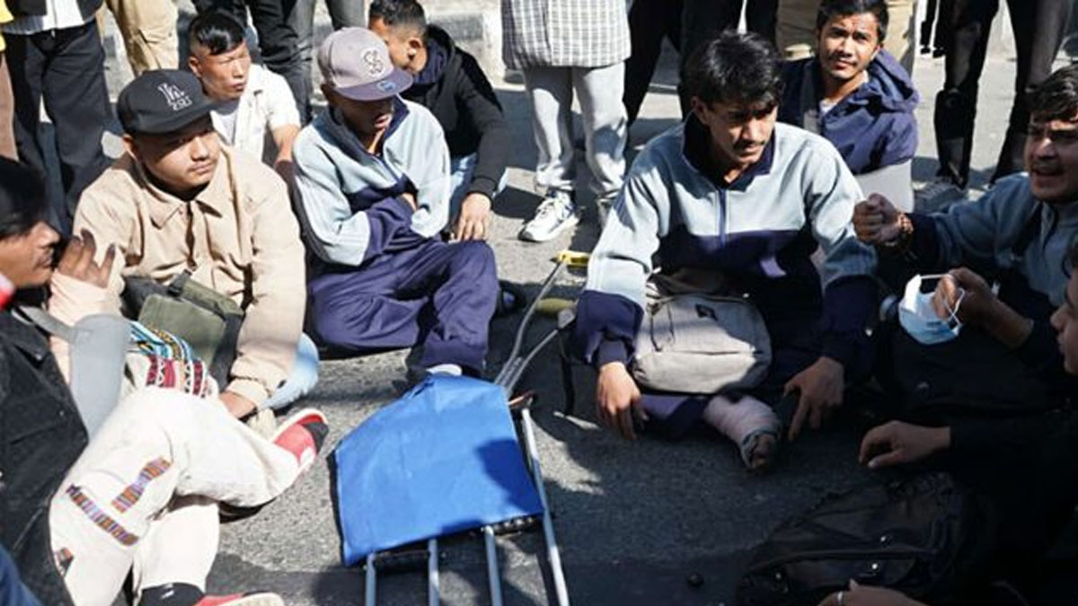 भोलेन्टियर फोर्स घोषणा गर्दै एमाले, माइतीघरमा जेनजी घाइतेको धर्ना