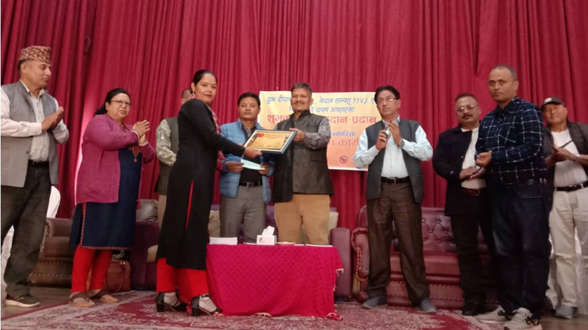 घिमिरे र थापालाई मिलन नेपाली साहसिक पत्रकारिता पुरस्कार